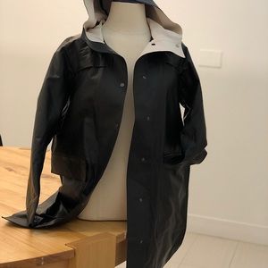 Lululemon - Into the Drizzle Raincoat, Black, size Small